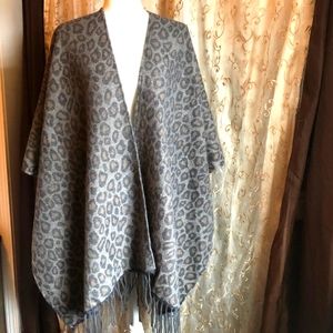 Gabardina de leopardo semi nueva